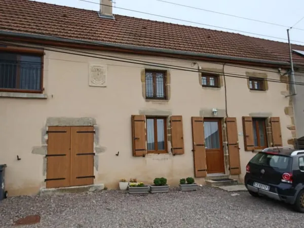 Maison mitoyenne entièrement rénovée ouvrant sur terrain de plain-pied