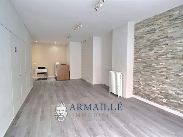 Local 83 m²