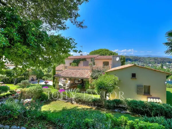 Maison 8 pièces 240 m²
