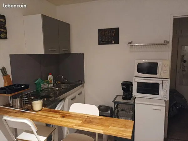 Loue studio proche gare Studio meublé, double vitrage, douche, lit, bureau Chauffage compris dans le
