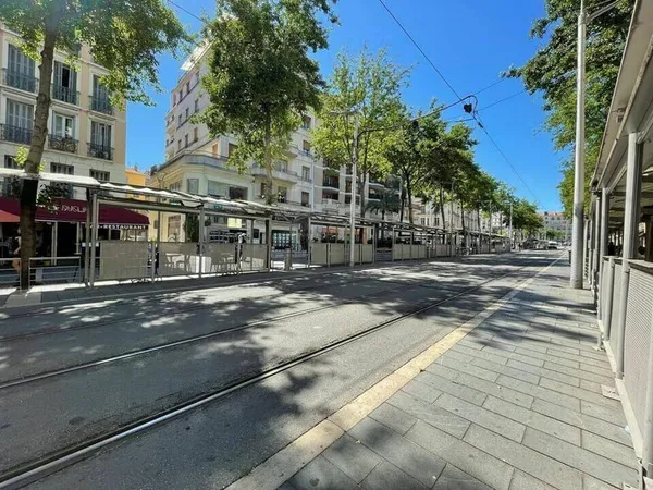 Local commercial 64 m²