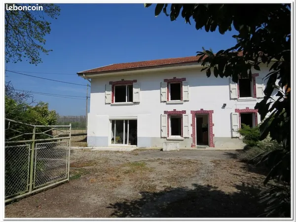 Une grande maison de 220 m² de potentiel sur un grand terrain de plus de 5500 m², fraîche