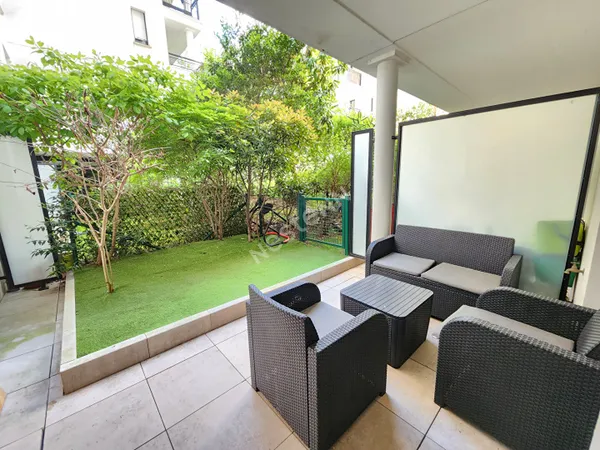 Quartier Sisley: grand 2 pièces de 55m² avec terrasse, cave et parking