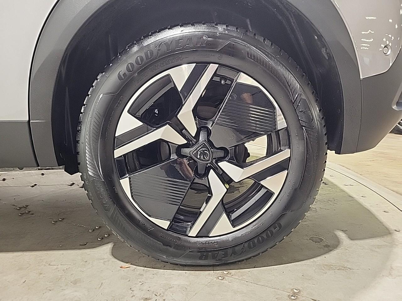 Peugeot 2008 hybrid 145 e-dcs6 allure — photo 16