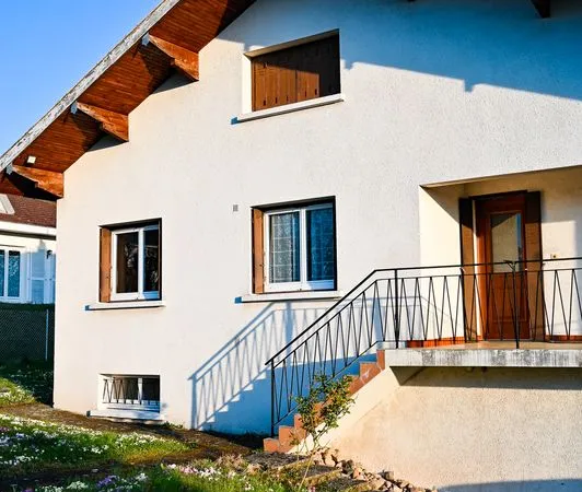 Grande maison type chalet avec cinq chambres, grand garage, quatre greniers, balcon et verger - 136 