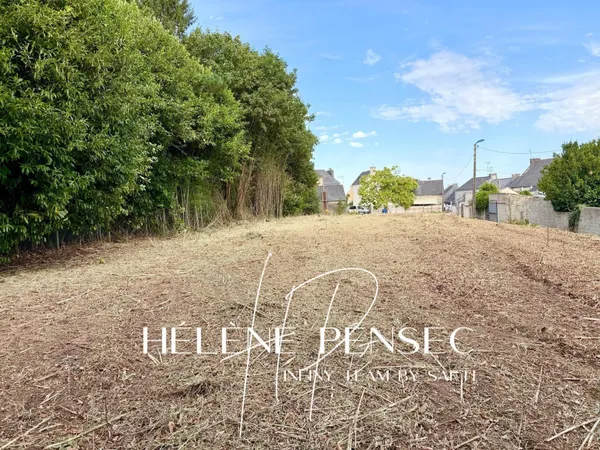 Terrain constructible de 2 238 m² au coeur du bourg.