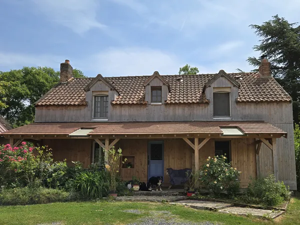 VIENNE : Domaine Equestre Privé de 3 Chambres avec Carrière, Ecuries et Nombreuses Dépendances, à Pr