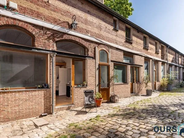 Un ensemble immobilier avec appartement et bureaux et atelier av