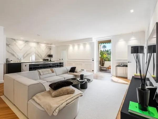 RARE : APPARTEMENT ENTIEREMENT RENOVE AVEC GOUT + TERRASSE D