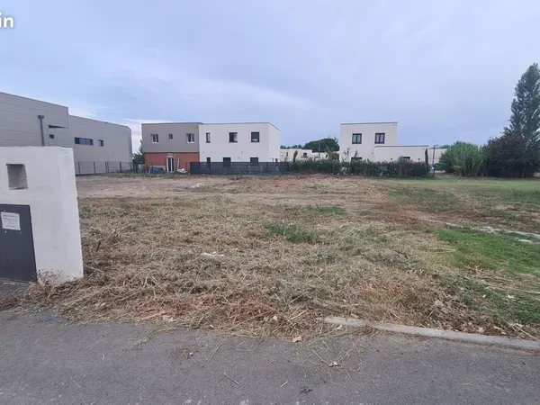 Terrain viabilisé 579 m2 à 600 m de la mer (Sérignan)