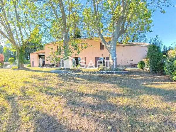 Mas provençal de 267 m² sur 8,7 hectares
