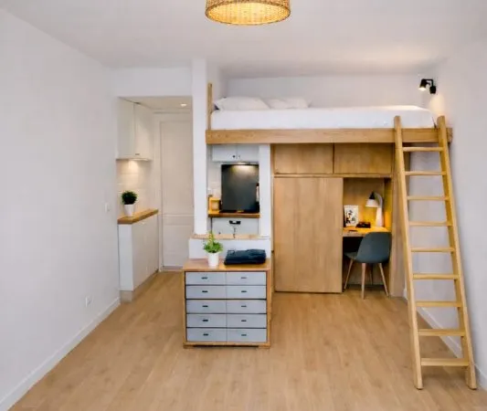 Pépite à rénover Studio 11e avec hauteur sous plafond exceptionnelle