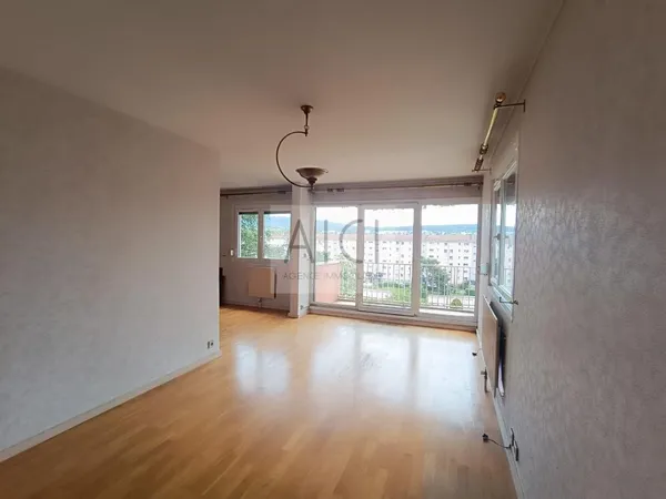 56 A rue des Cras 25000 BESANCON - 4ème étage avec ascenseur Trois chambres, un séjour avec balcon, 