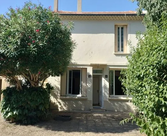 Ensemble immobilier de deux T3 avec terrasses, jardinet, garage et stationnements