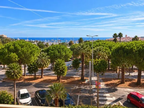 ANTIBES - 3 PIÈCES 62 M² - 24 M² D'EXTÉRIEURS - RÉNOVÉ - DERNIER ÉTAGE - TRIPLE EXPOSITION - PARKING