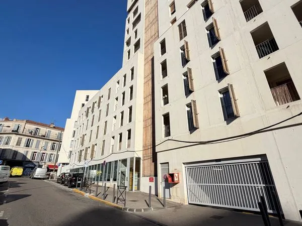 Box fermé de 16 m² avec mezzanine - résidence récente