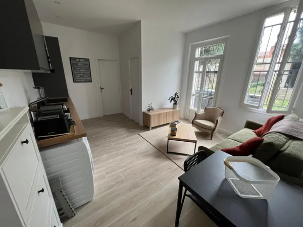 RDC cour privative 20 m2, refait à neuf, proche métro