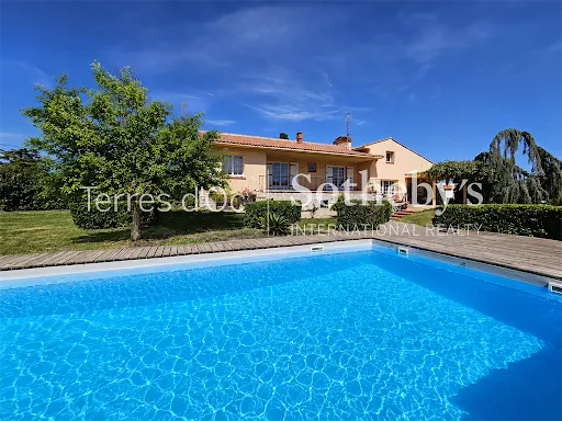Maison 9 pièces 330 m²