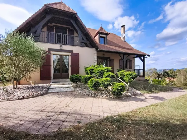 Maison familiale à vendre Cosnac 150.3 m2, Quartier recherché, Vue imprenable, Terrain arboré avec g