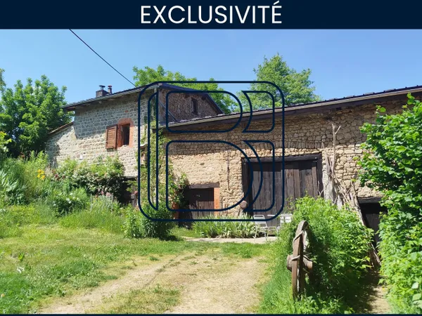 Maison de campagne divisée en deux avec terrain