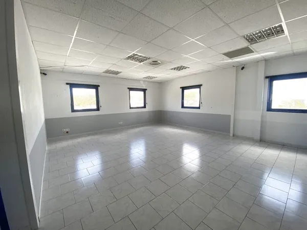 LOCAL PROFESSIONNEL EN ZONE FRANCHE - NIMES MARECHAL JUIN