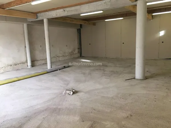 Local d’activité et entrepôt Location La Penne-sur-Huveaune 1p 80m² 780€