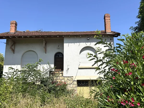 Maison des années 1930 à rénover avec sous-sol complet et jardin Montauban Lalande