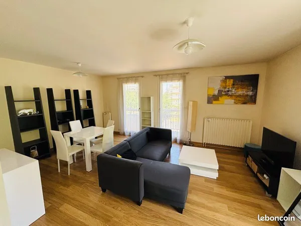 Colocation appartement T3 de 70 m² (T4 transformé en T3) avec balcon filant, Tout compris, Sud d'Ang