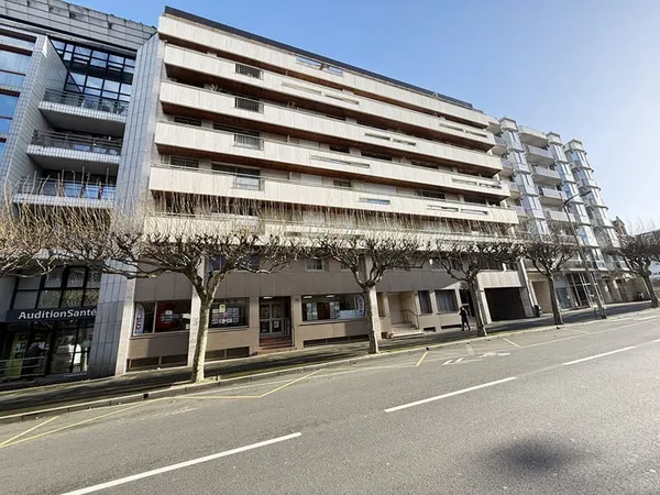 2 locaux professionnels de 557m2 avec 8 parkings
