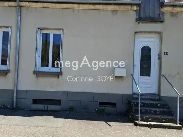 Maison lumineuse avec fenêtres phoniques ,jardin et stationnement