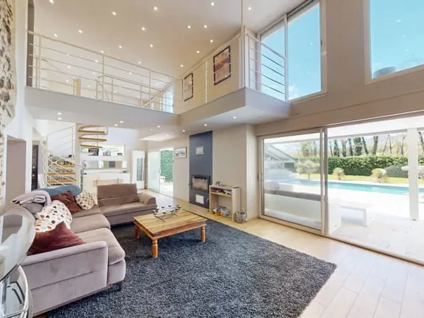 Maison 208 m² avec piscine, jacuzzi, et dépendance