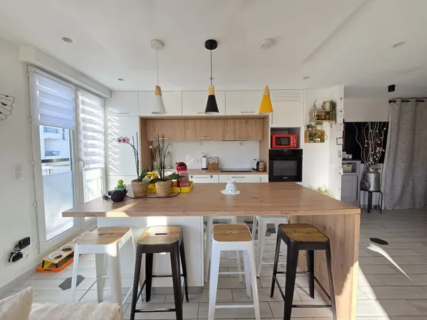 Superbe F3 lumineux rénové centre Plessis-Trévise.