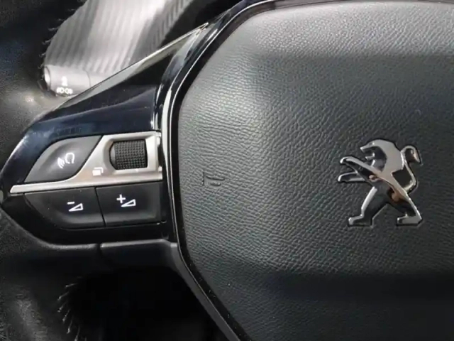 Peugeot 2008 1.2 puretech 130ch s&amp;s allure pack — photo 11
