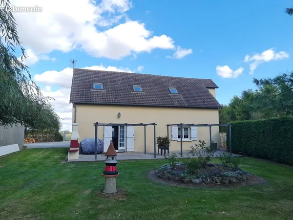 Propriété familiale rare à la vente de 195 m² avec environ 6900 m² de terrain et de nombreuses dépen