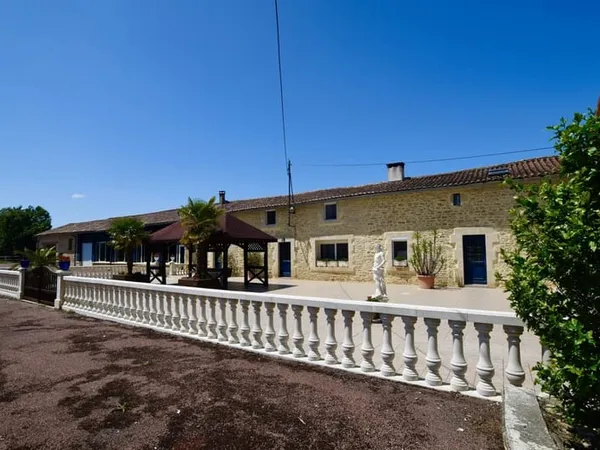 Magifique Longère avec piscine intérieure, 2 maison d'amis et 7 ha de terrain.