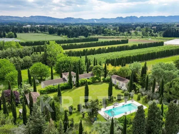Propriété provençale et vie équestre sur 2,7 ha - proche Eygalières