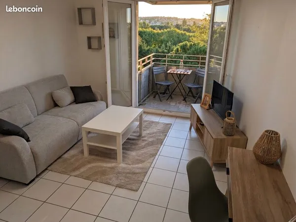 T2 meublé 35m2- Rénové à Neuf - Château de l'Hers - 4eme étage sur 5 - Parking