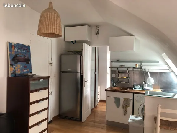 2 pieces 75008 6eme etage ss ascenceur 920 euros charges comprises