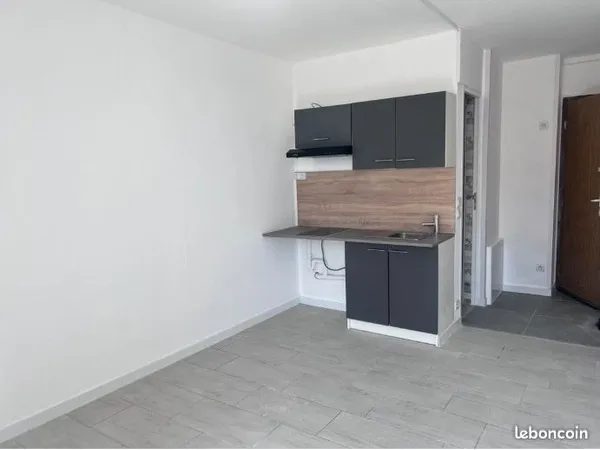 À LOUER - Studio rénové avec balcon plein sud - Perpignan - 410 CC