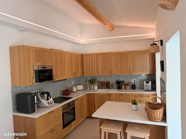 Maison entièrement et récemment rénovée, au calme, au coeur d'un charmant village gardois. Profitez 