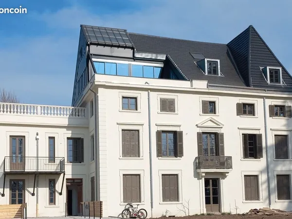 VEAUCHE (42340) - Avenue des Châteaux Bien d'exception dans une ancienne demeure bourgeoise : T3 d'e