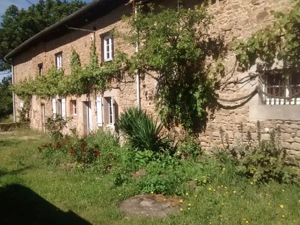 Loue maison limousine dans hameau ancien