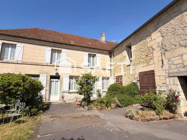 Ensemble immobilier à restaurer, possibilité de faire 4 logements et garages