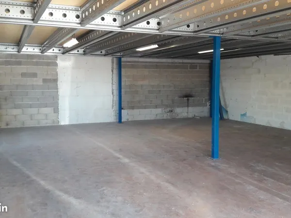 Entrepôt et bureaux de 216m²