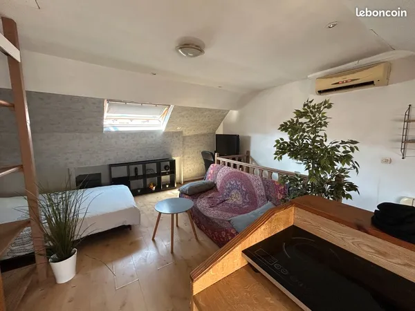 Studio mansardé lumineux 20 m² Carrez (31 m² au sol) — 10 min RER E