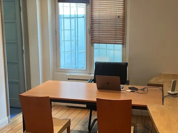 Loue Bureau 50m² (2 pièces) rue du Rocher Paris 8ème imm. PDT
