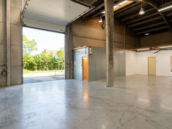 Hangar 200m² + 50m² de bureaux donnant sur la Route Nationale à Annequin