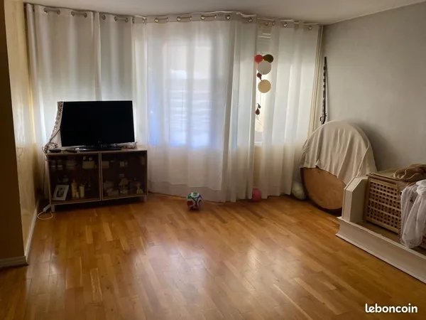 VAULX-EN-VELIN CENTRE - F4 94 m² - SALON/SÉJOUR + 3 CHAMBRES + BUREAU + BALCON en ZONE QPV