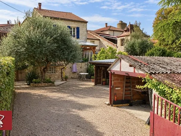 Maison en pierre avec dépendances