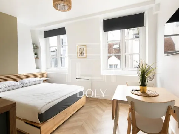 STUDIO 16 M² - ENTIÈREMENT RÉNOVÉ - 4e ÉTAGE - VUE SUR LES TOITS DE PARIS - SENTIER / MONTORGUEIL